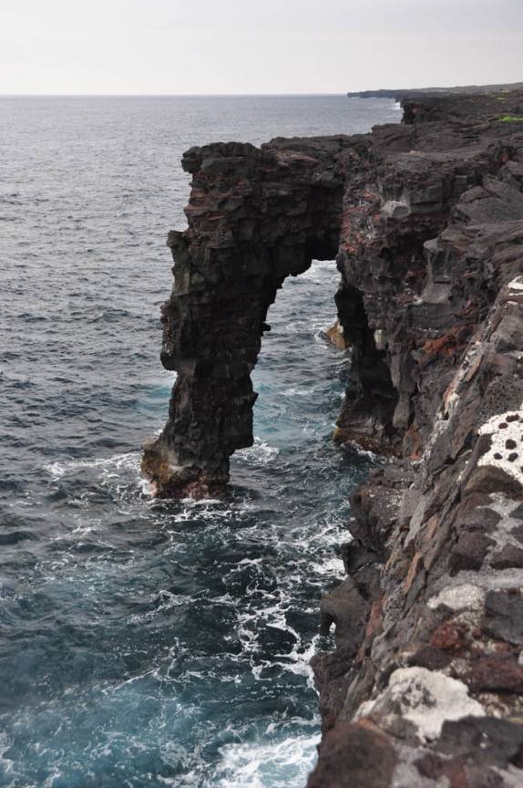 O mar molda a costa formada por uma antiga erupção vulcânica, perto de Volcano, na Big Island, no Havaí